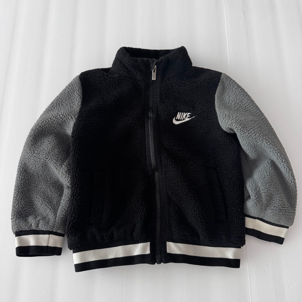 Nike Boys Sherpa Fleece Full Zip Jacket Black Grey Varsity Logo 3T 92-98cm